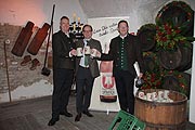 Harald Stückle, Betriebsleiter der Spaten Brauerei. das Münchner Kindl. 2. Bürgermeister Manuel Pretzl, und Spaten Geschäftsführer Bernhard Klier bei der Vorstellung des Jubuiläumsbieres (©Foto: Marikka-Laila Maisel)